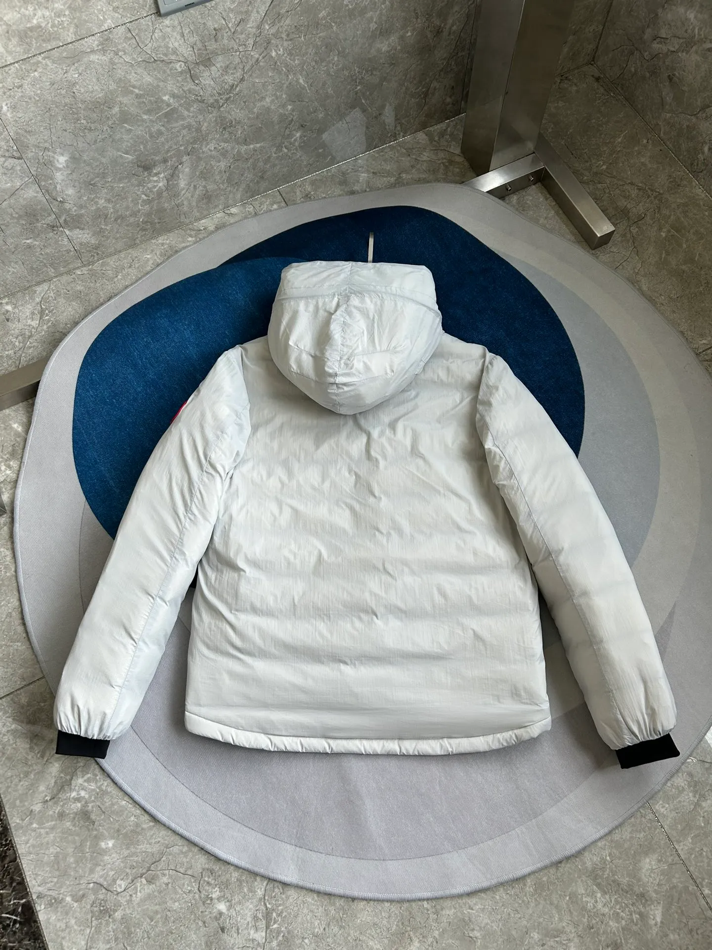 P940 5078M Lodge men's short hooded lightweight style. Color: white. Sizes: S M L XL XXL.